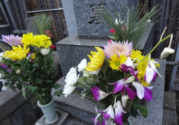 お墓参りの花でこれはタブー お供え花の選び方とオススメの種類は 携帯知恵袋